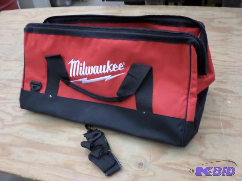 lot 125 image: New Milwaukee 11&quotx11&quotx22" Zipp...