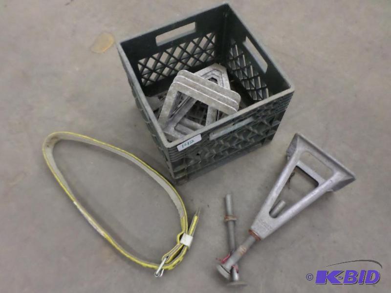 lot 142 image: (4) Camper Jacks & (1) Fall Arrest Belt...