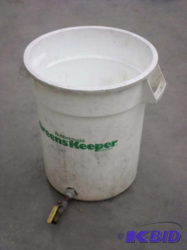 lot 60 image: Rubbermaid Greens Keeper Container...