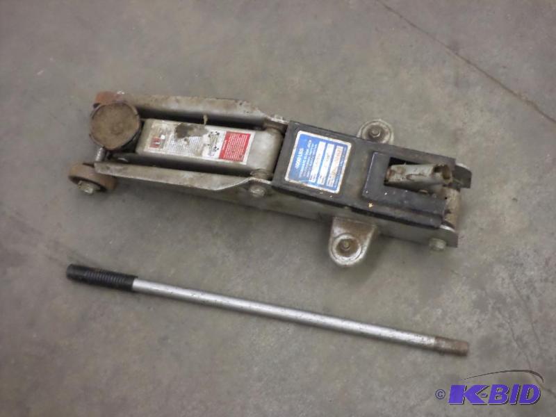 lot 69 image: 4000# Floor Jack...