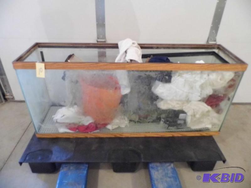 lot 10 image: Aquariums