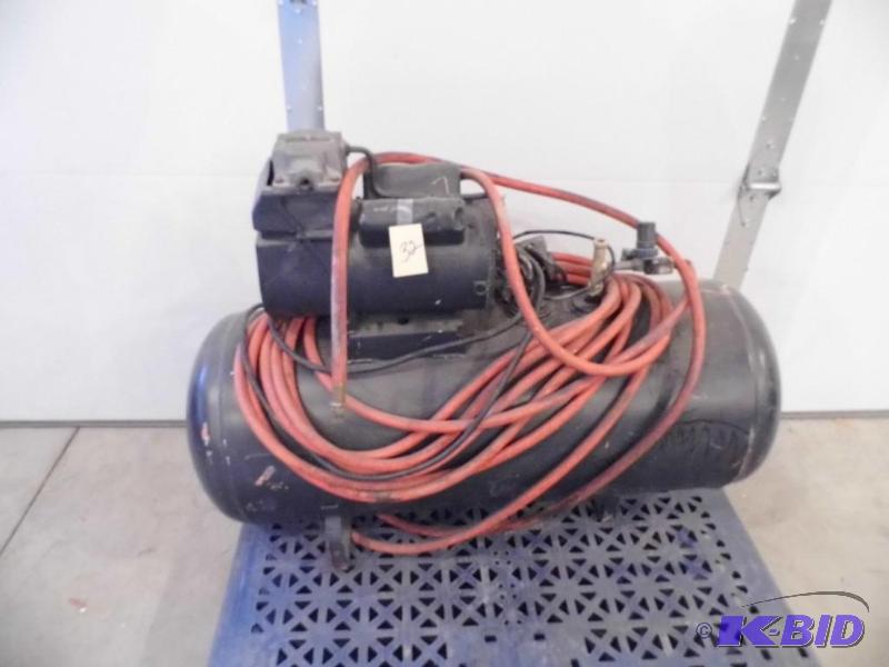 lot 32 image: Air Compressor