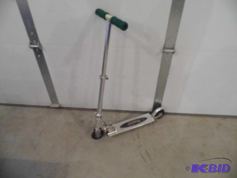 lot 35 image: Razor Scooter