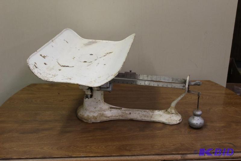 Vintage Scale  Good for Weighing Babies or ot...