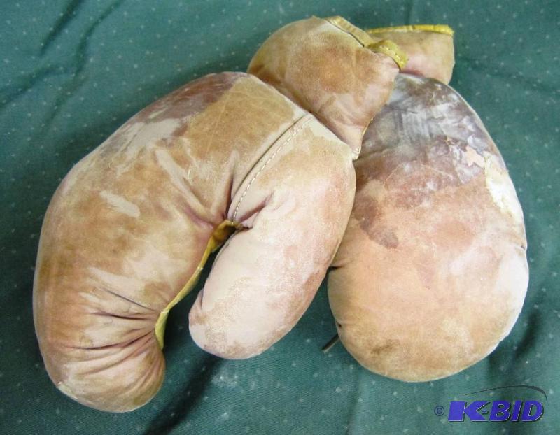 Old kids boxing gloves