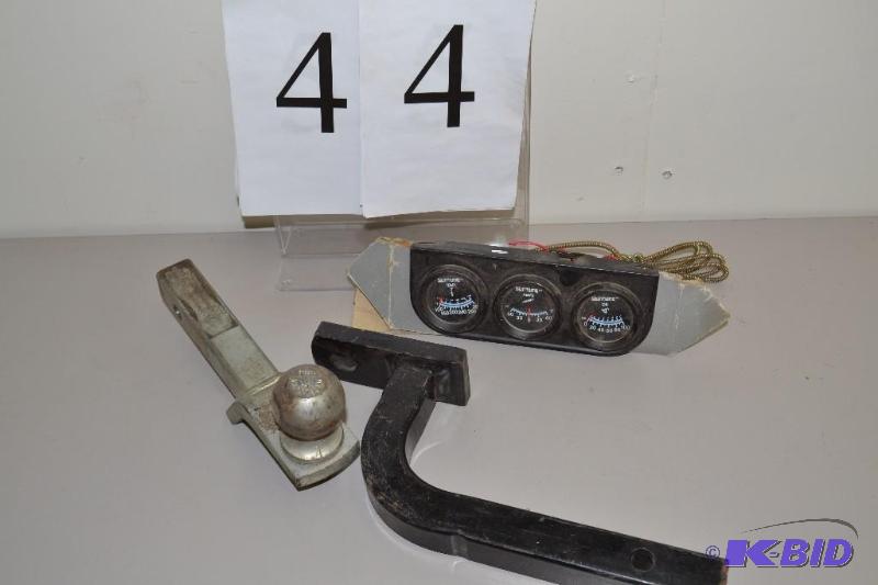 lot 44 image: Two receiver hitches and set of auto gauges