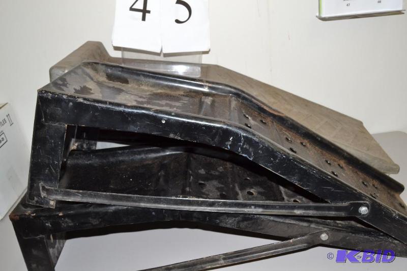 lot 45 image: Two sets of car ramps