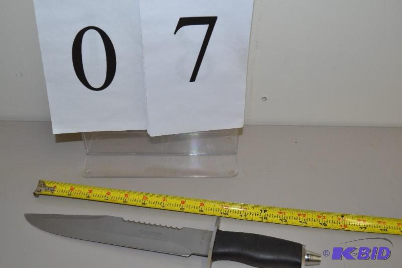 lot 7 image: Knife - stainless steel