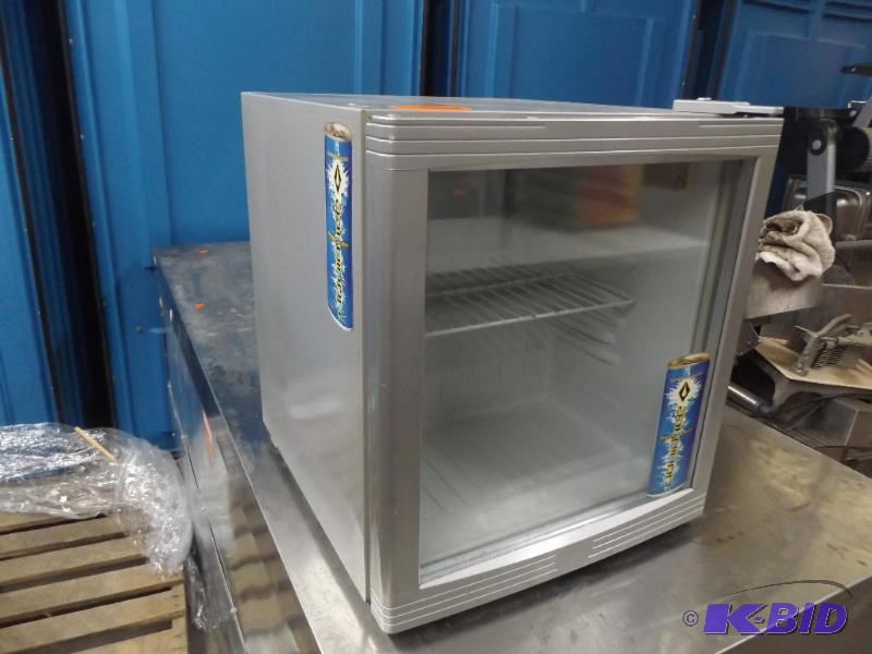 lot 49 image: Small Beverage Cooler  Refrigerator. Plugged...