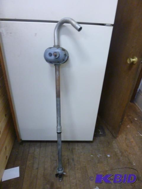 lot 187 image: Barrel Pump Missing handle....