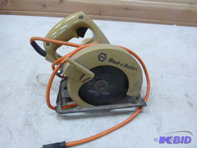 lot 197 image: Black & Decker 5 12" Circular Saw M...