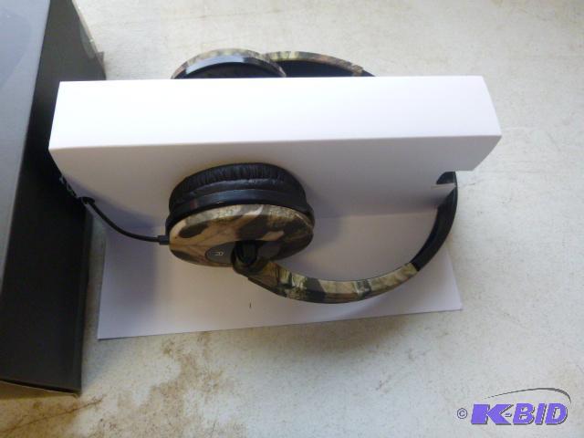 lot 86 image: Fus Camo Premium Stereo Headphones ...