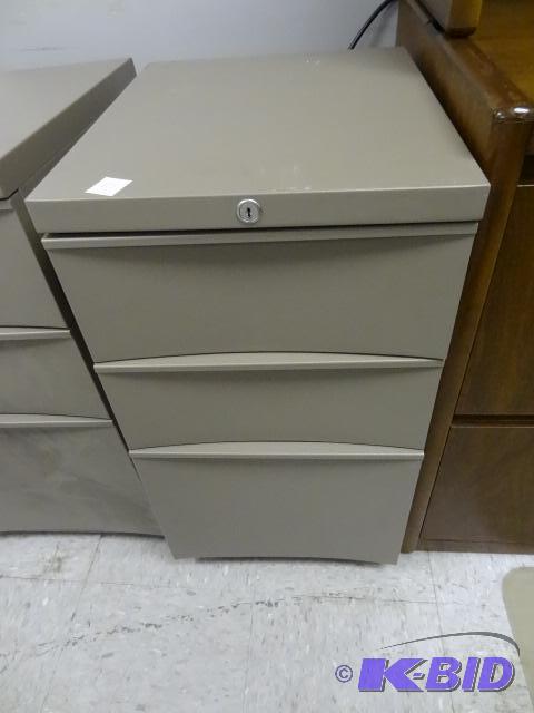 lot 115 image: 3 Drawer Metal Ped on Wheels...