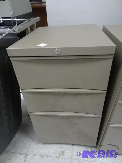 lot 116 image: 3 Drawer Metal Ped on Wheels...