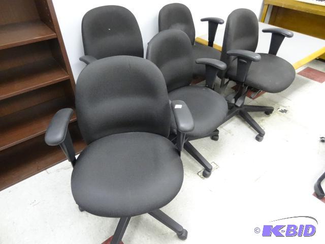 lot 118 image: 5 Matching Office Chairs on Wheels...