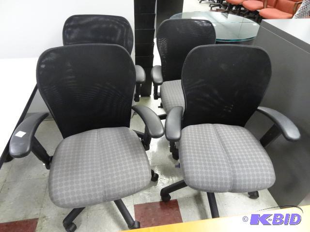 lot 121 image: 4 Matching Office Chairs on Wheels...