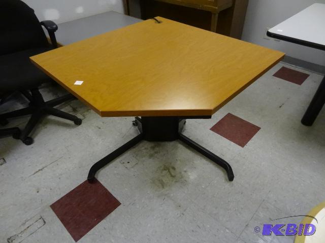 lot 122 image: Electric Adjustable Height Desk 36 X 36...