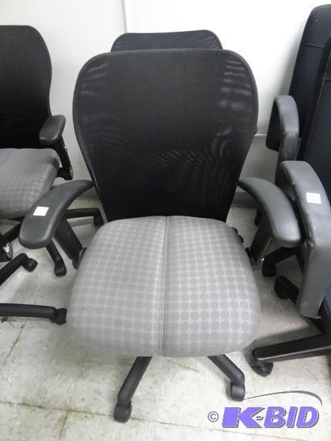 lot 157 image: 2 Matching Office Chairs on Wheels...