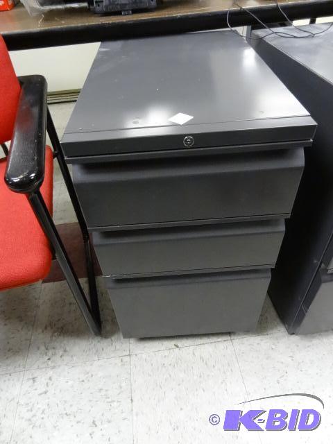 lot 17 image: 3 Drawer Metal Ped on Wheels...