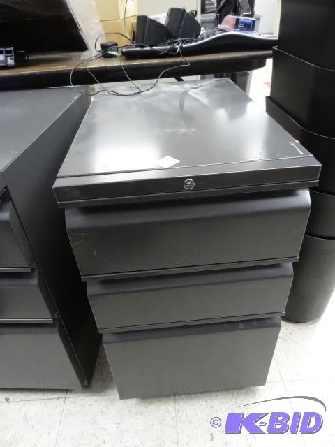 lot 18 image: 3 Drawer Metal Ped on Wheels...