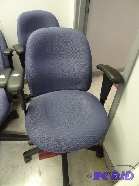 lot 187 image: 2 Matching Office Chairs on Wheels...