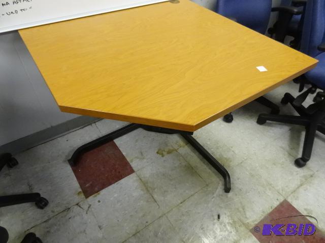 lot 190 image: Electric adjustable height desk. 36 x 36...