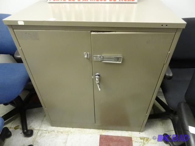 lot 193 image: Metal 2 Door Cabinet, 2 SHelves 36 X 19 X 42...