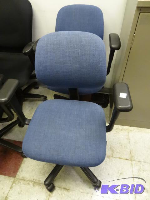 lot 195 image: 2 Matching Office Chairs on Wheels...
