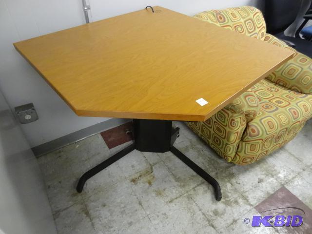 lot 198 image: Electric adjustable height desk. 36 x 36...