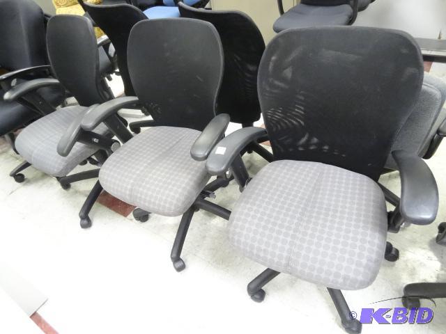lot 208 image: 3 Matching Office Chairs on Wheels...
