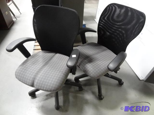 lot 240 image: 2 Mathcing Office Chairs on Wheels...