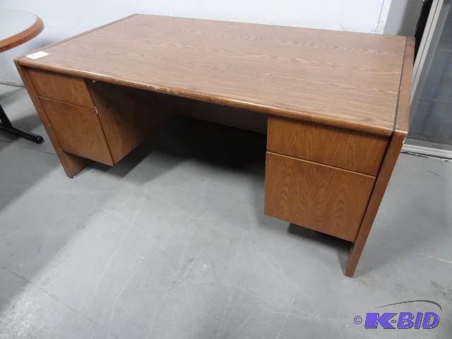 lot 257 image: Laminate 4 Drawer Office Desk 66 X 36 X 29...
