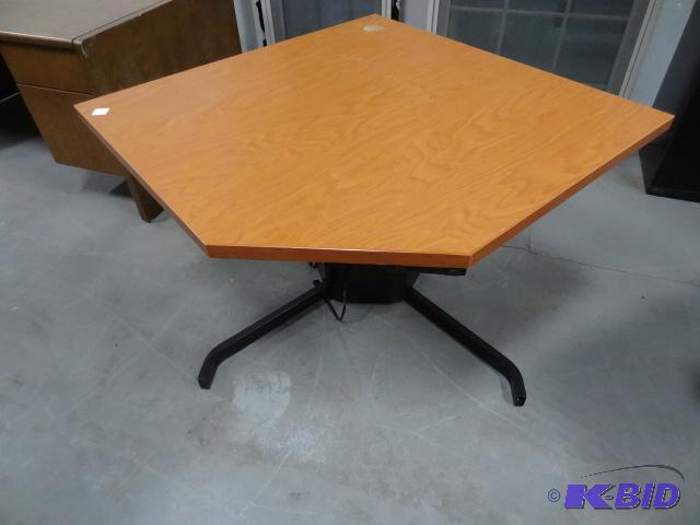 lot 258 image: Electric adjustable height desk. 36 x 36...