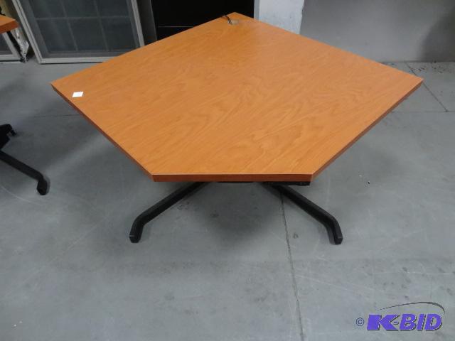 lot 259 image: Electric adjustable height desk. 36 x 36...