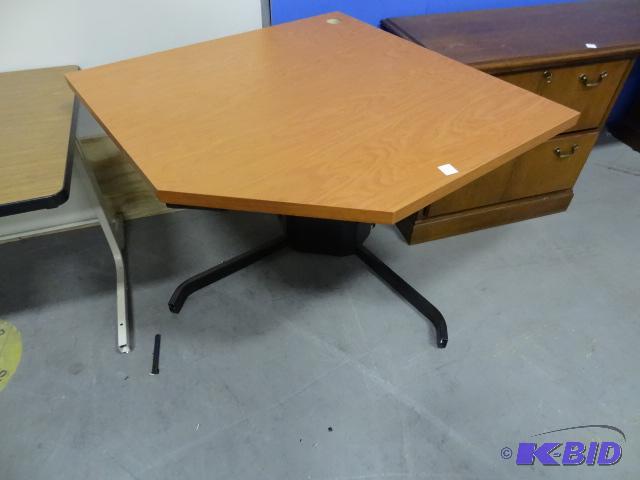 lot 270 image: Electric adjustable height desk. 36 x 36...