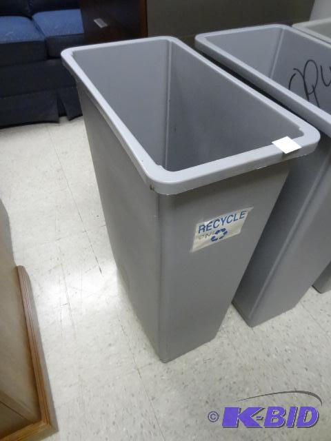 lot 43 image: Plastic Waste Can...
