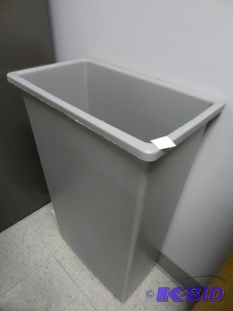 lot 45 image: Plastic Waste Can...