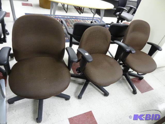 lot 48 image: 3 Matching Office Chairs on Wheels...