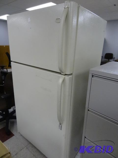 lot 49 image: Frigidaire Gallery Fridge Freezer Needs Clean...