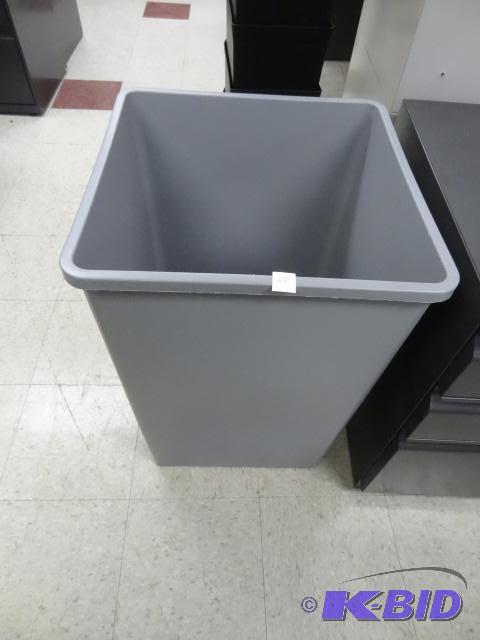 lot 62 image: Large Plastic Garbage Can...