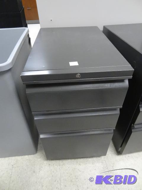 lot 63 image: Metal 3 Drawer Ped On Wheels...