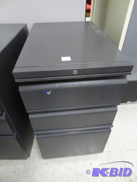 lot 64 image: Metal 3 Drawer Ped On Wheels...