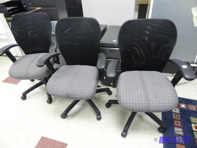 lot 73 image: 3 Matching Office Chairs on Wheels...