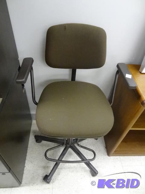 lot 86 image: Adjustable Height Stool on Wheels...