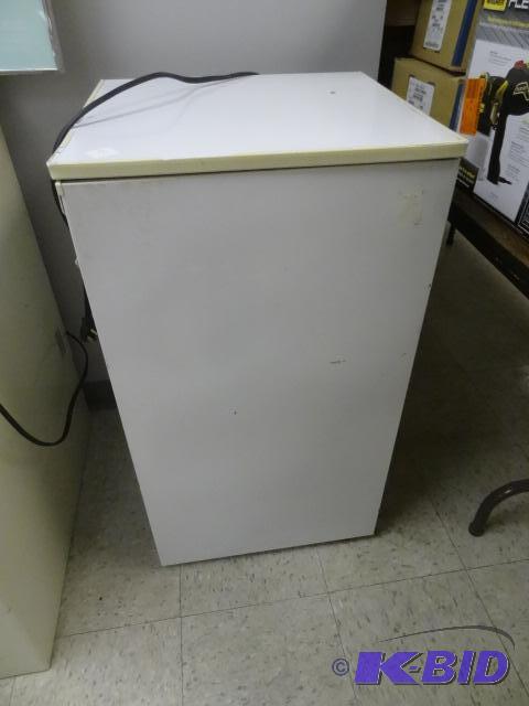 lot 93 image: GE Mini Fridge Model THX4DNTBWG...