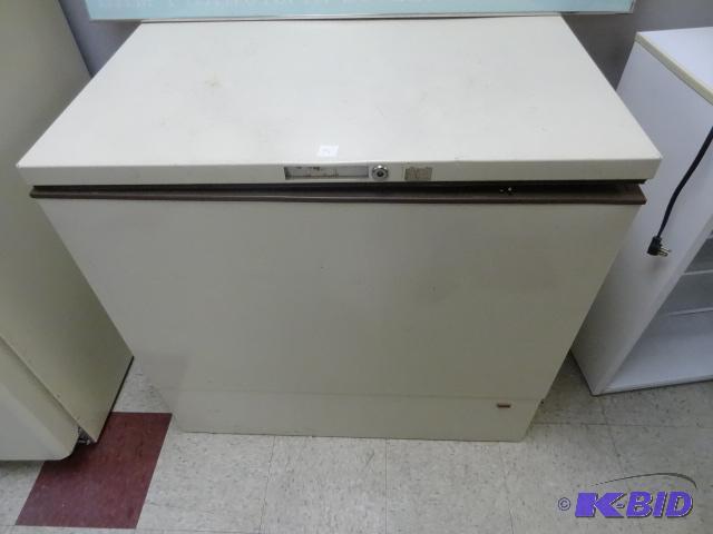 lot 94 image: Whirlpool Chest Freezer EH090FXSN00 09-87...