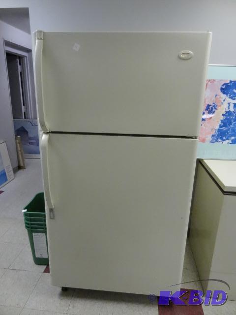 lot 96 image: Frigidaire Gallery Fridge Freezer Needs Clean...