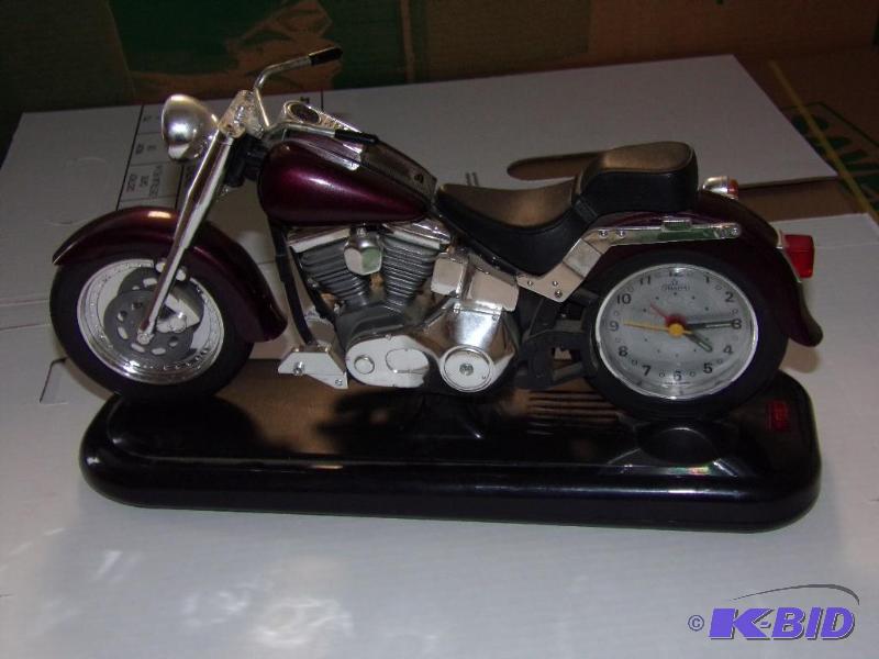 lot 17 image: Harley Davidson Clock