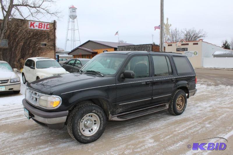 lot 4 image: 1996 Ford Explorer 4x4