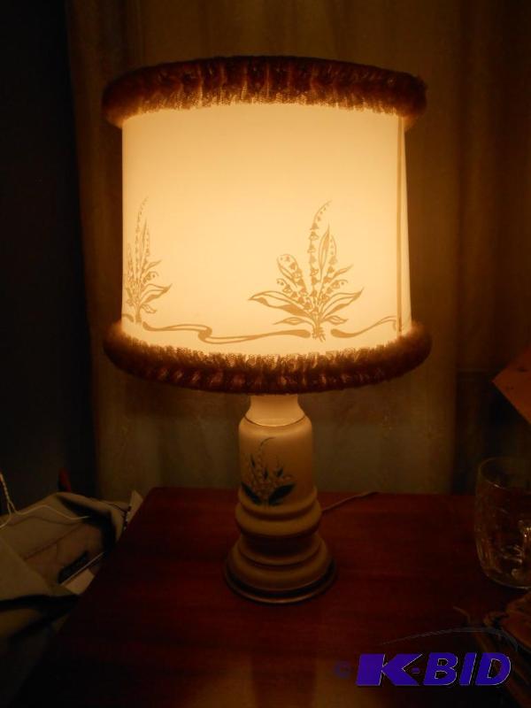 lot 10 image: Table lamp with drawing of flower...